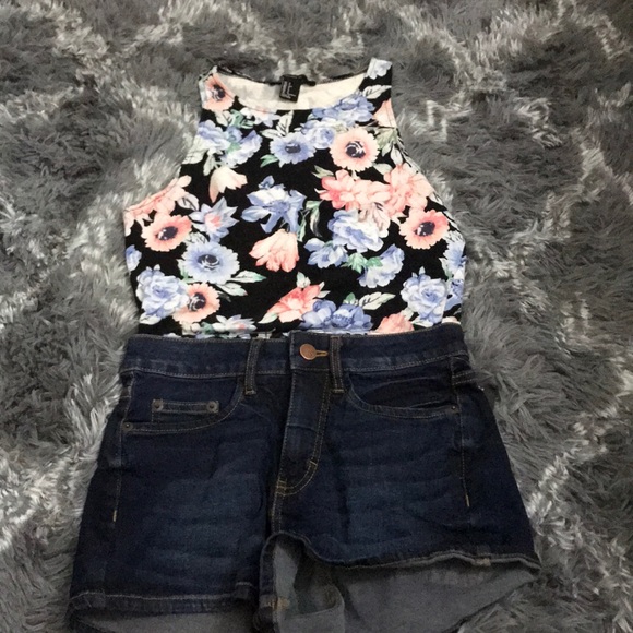 FLORAL HALTER NECK CROP TOP - Picture 2 of 2